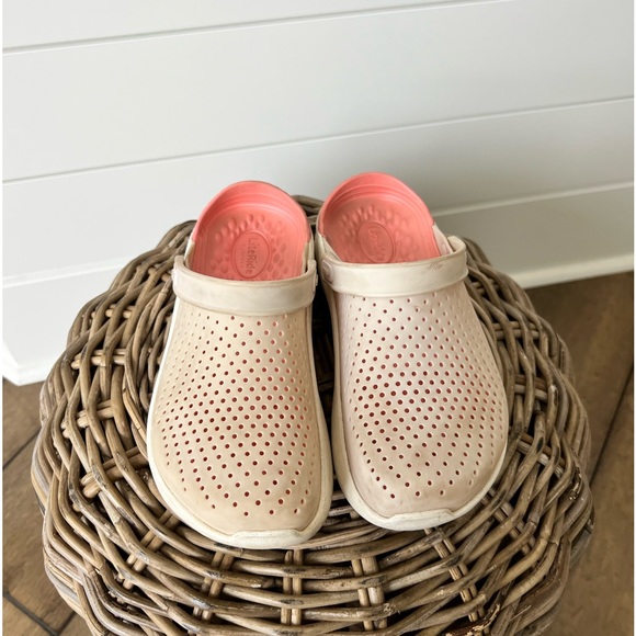 CROCS. Light pink, literide crocs. - Picture 2 of 3